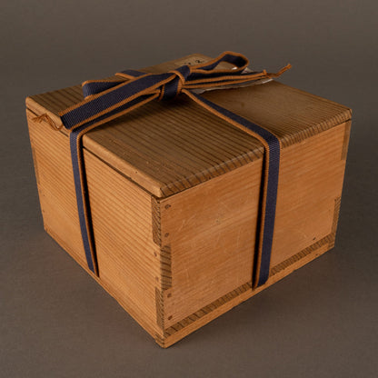 白釉刻花花卉紋香合