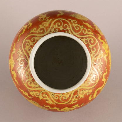 紅地黃彩龍紋罐