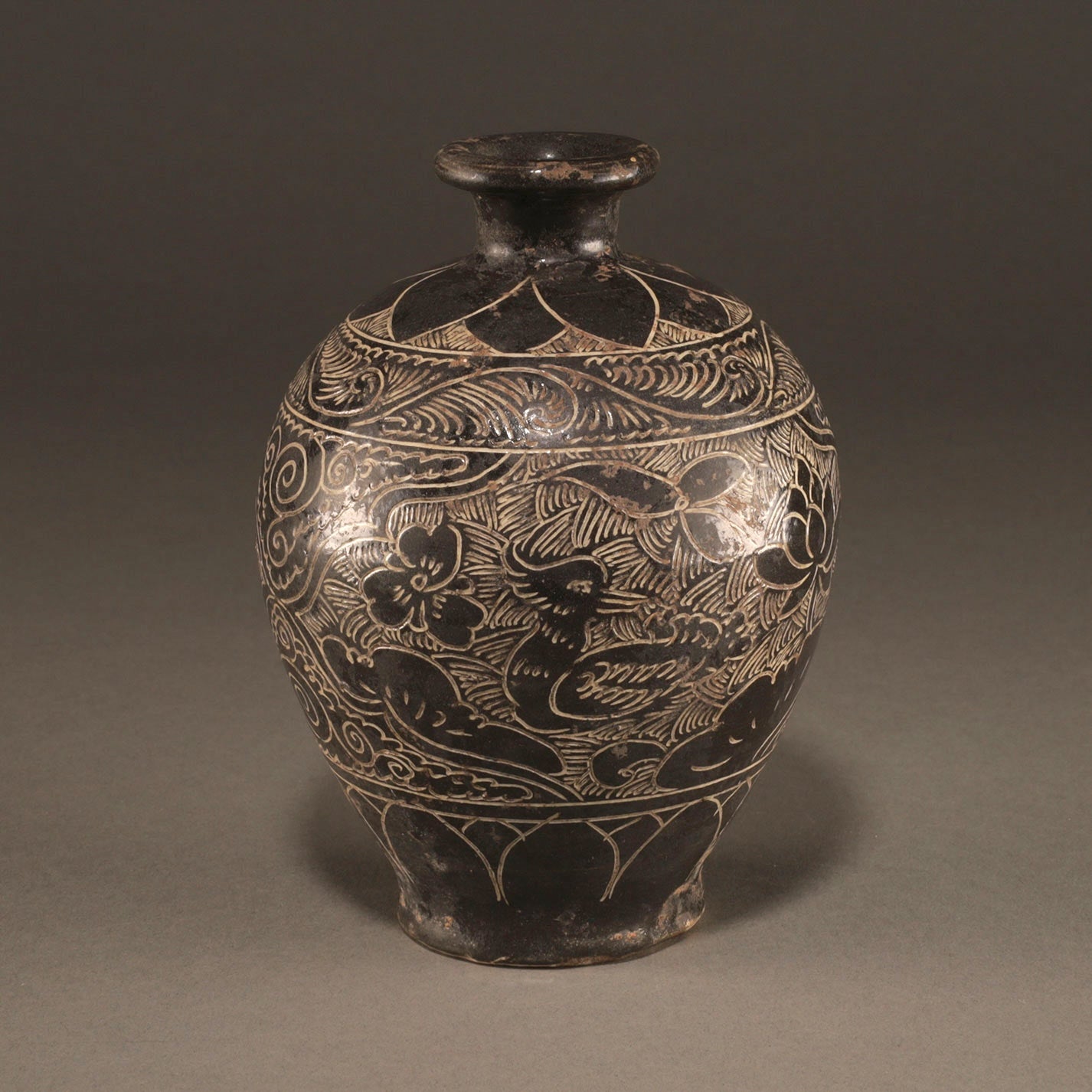 黑釉刻花鳥紋壺