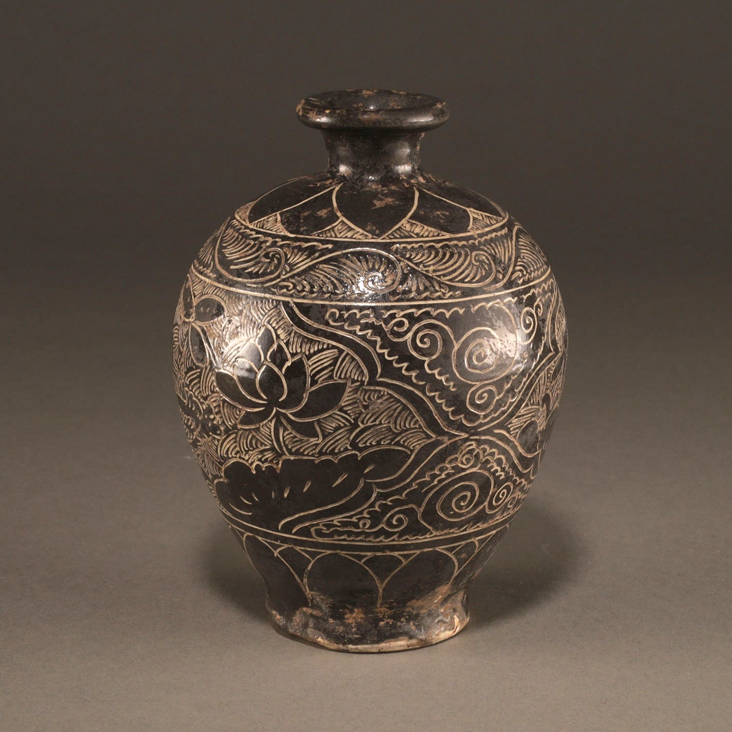 黑釉刻花鳥紋壺