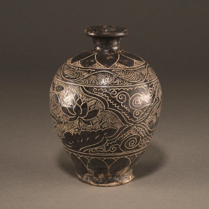 黑釉刻花鳥紋壺