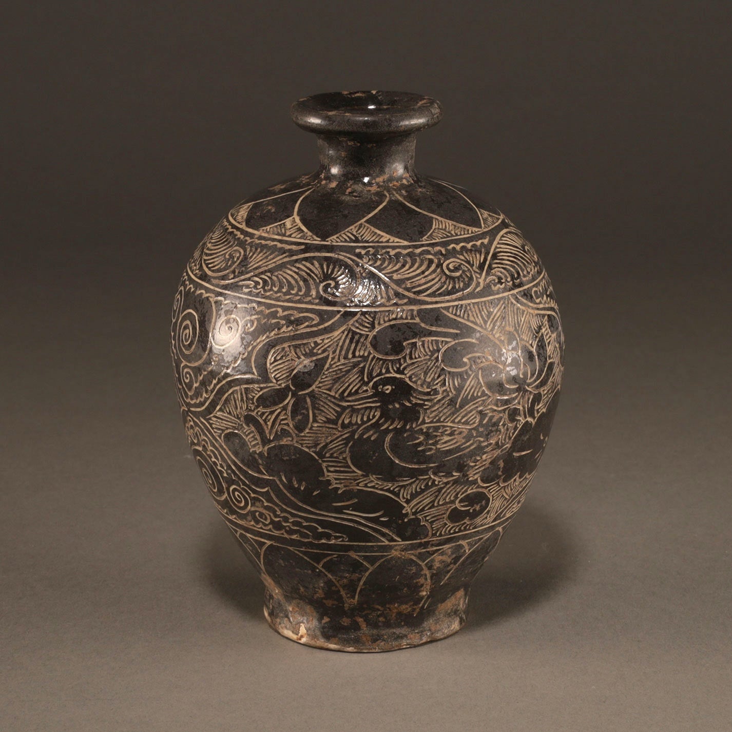 黑釉刻花鳥紋壺