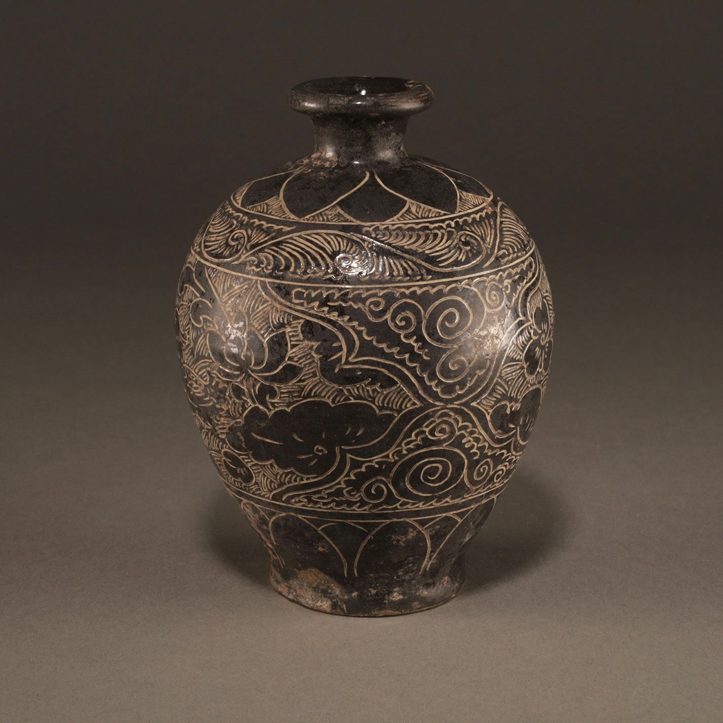 黑釉刻花鳥紋壺