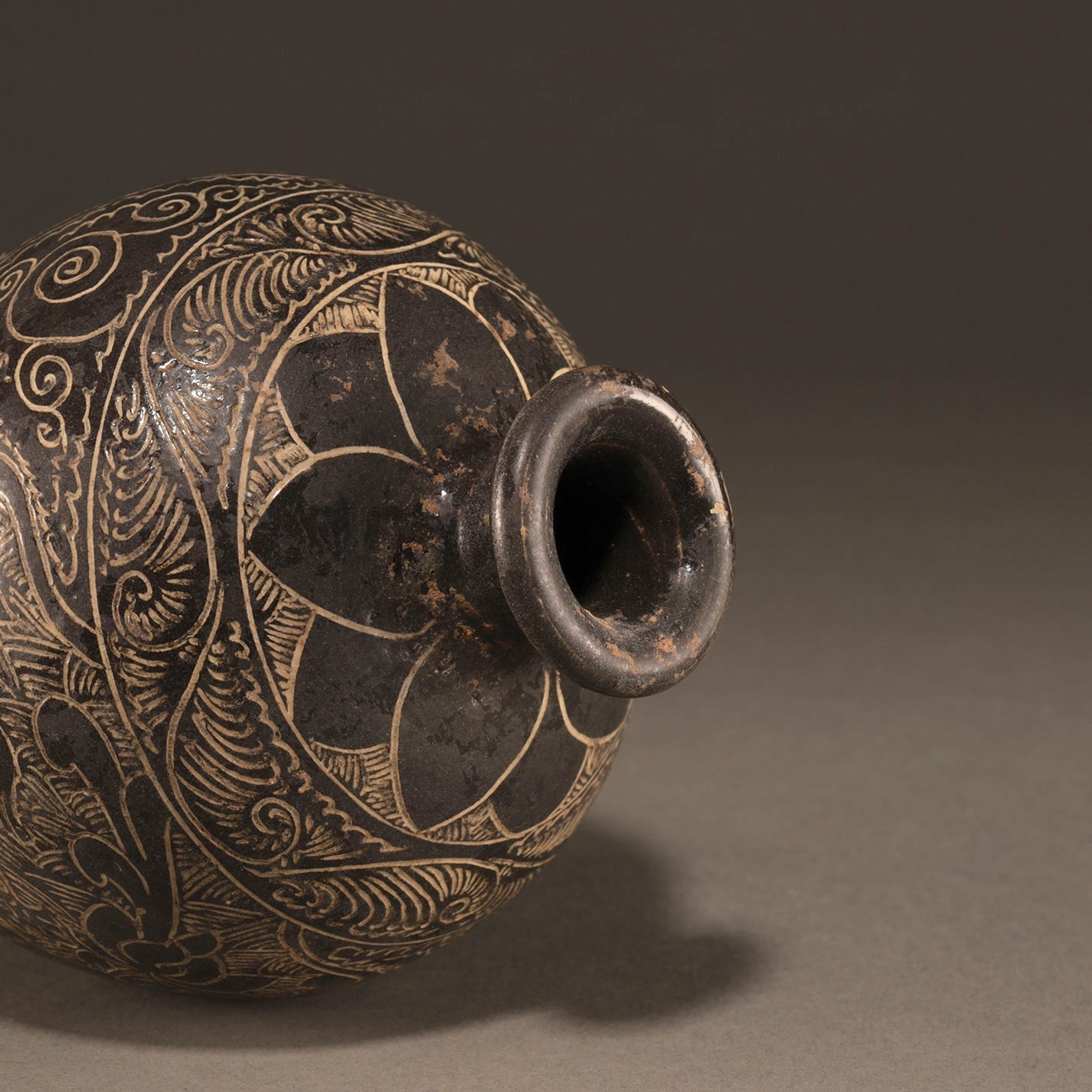 黑釉刻花鳥紋壺