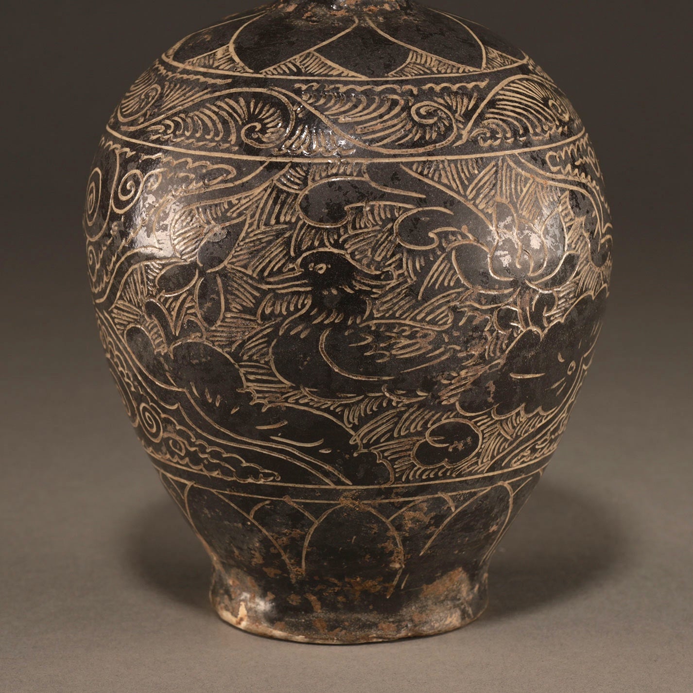 黑釉刻花鳥紋壺
