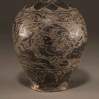 黑釉刻花鳥紋壺