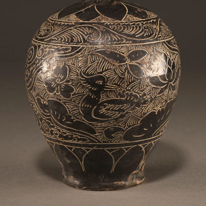黑釉刻花鳥紋壺