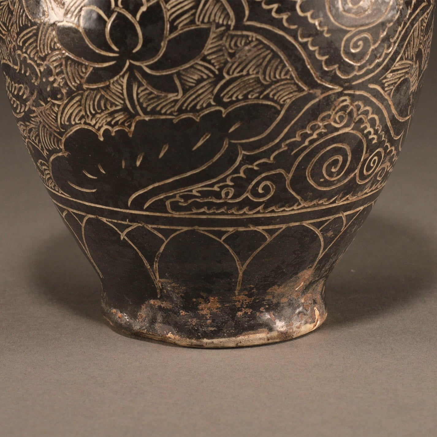 黑釉刻花鳥紋壺