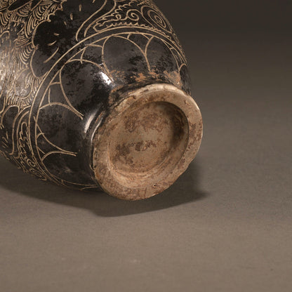 黑釉刻花鳥紋壺