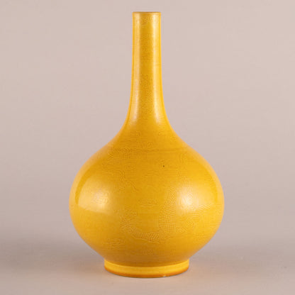 黃釉雲蝠龍紋直頸瓶