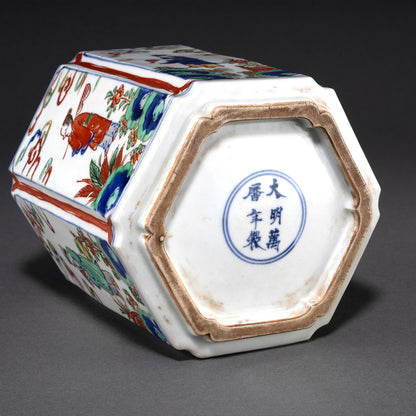 Famille Verte Hexagonal Cricket Jar with Figures [Z0443]