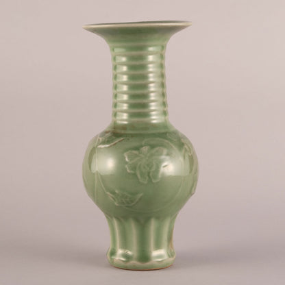 青瓷雕花鳳尾瓶