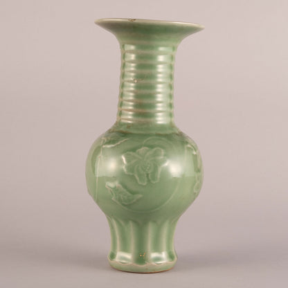 青瓷雕花鳳尾瓶