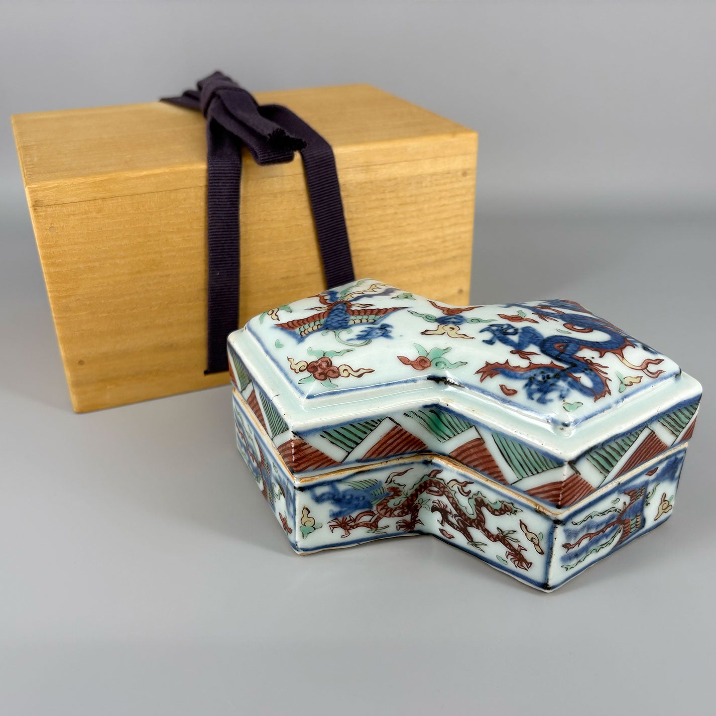 Five-colored dragon phoenix crest diamond-shaped lid box