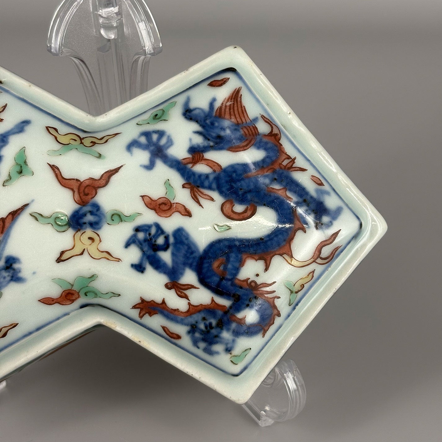 Five-colored dragon phoenix crest diamond-shaped lid box