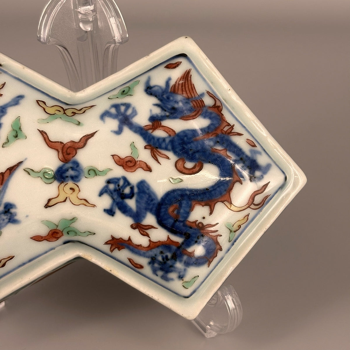 [Z0463] Wucai Covered Box, Diamond Shape, Decorated with Dragon and Phoenix