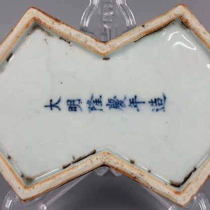 五彩龍鳳紋菱形蓋盒