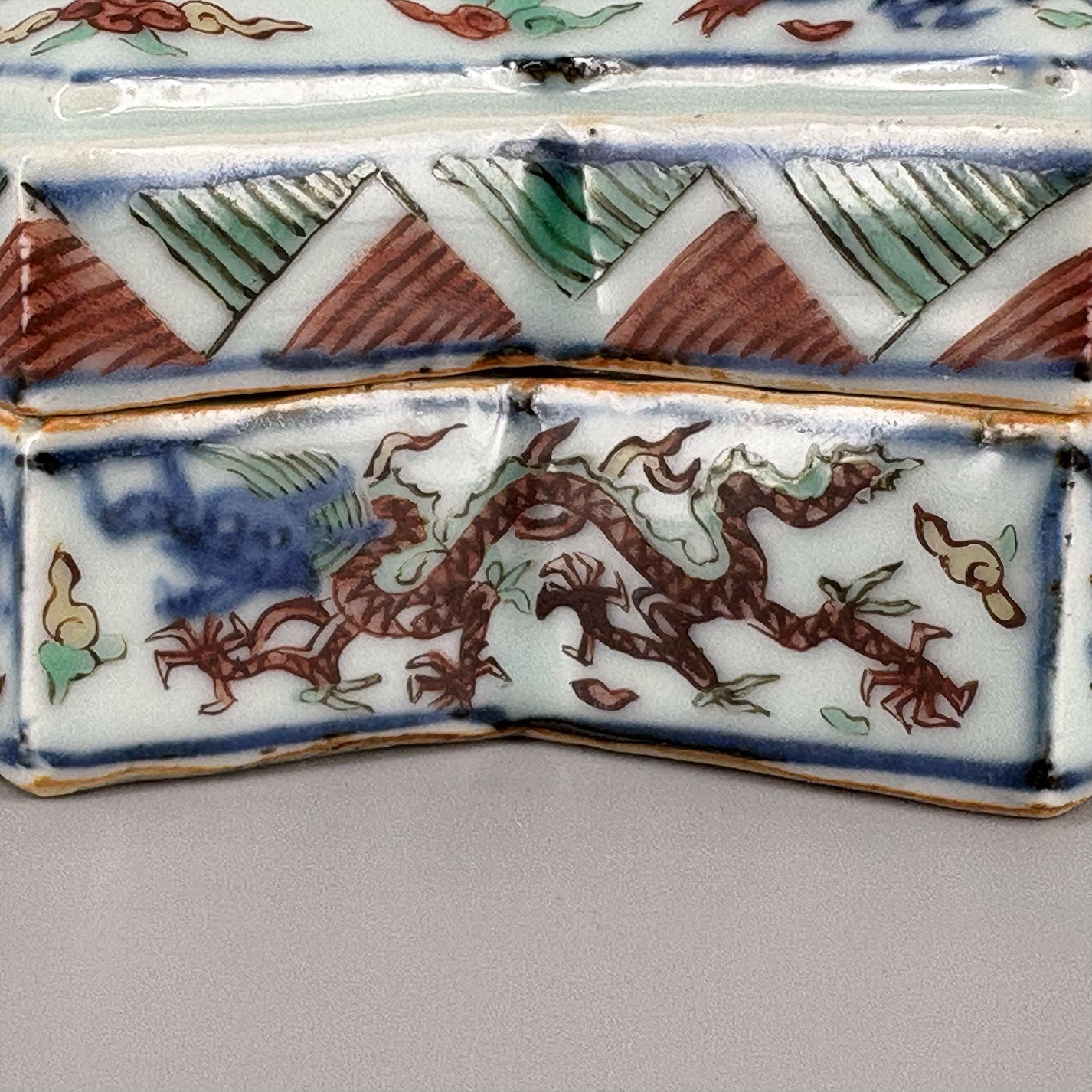 Five-colored dragon phoenix crest diamond-shaped lid box