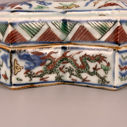 [Z0463] Wucai Covered Box, Diamond Shape, Decorated with Dragon and Phoenix