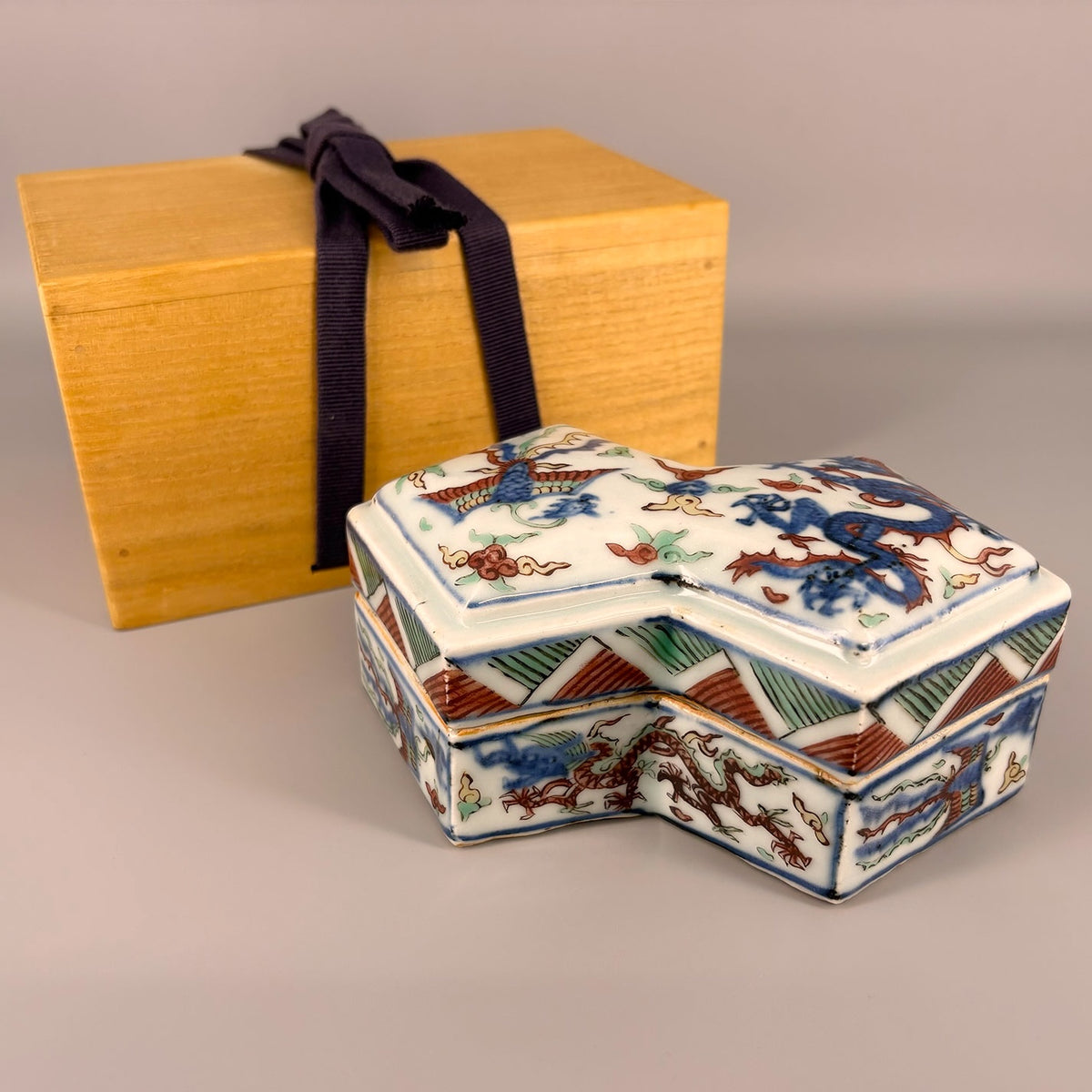 [Z0463] Wucai Covered Box, Diamond Shape, Decorated with Dragon and Phoenix