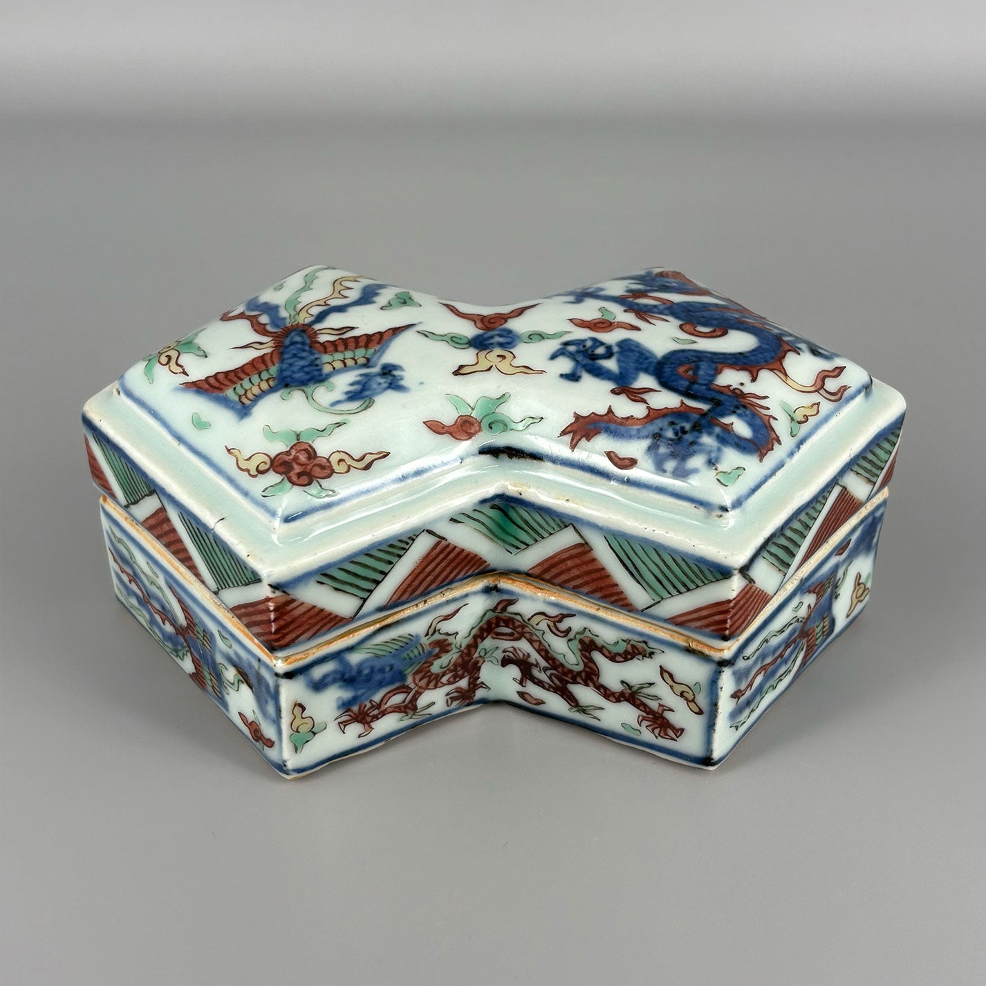 Five-colored dragon phoenix crest diamond-shaped lid box