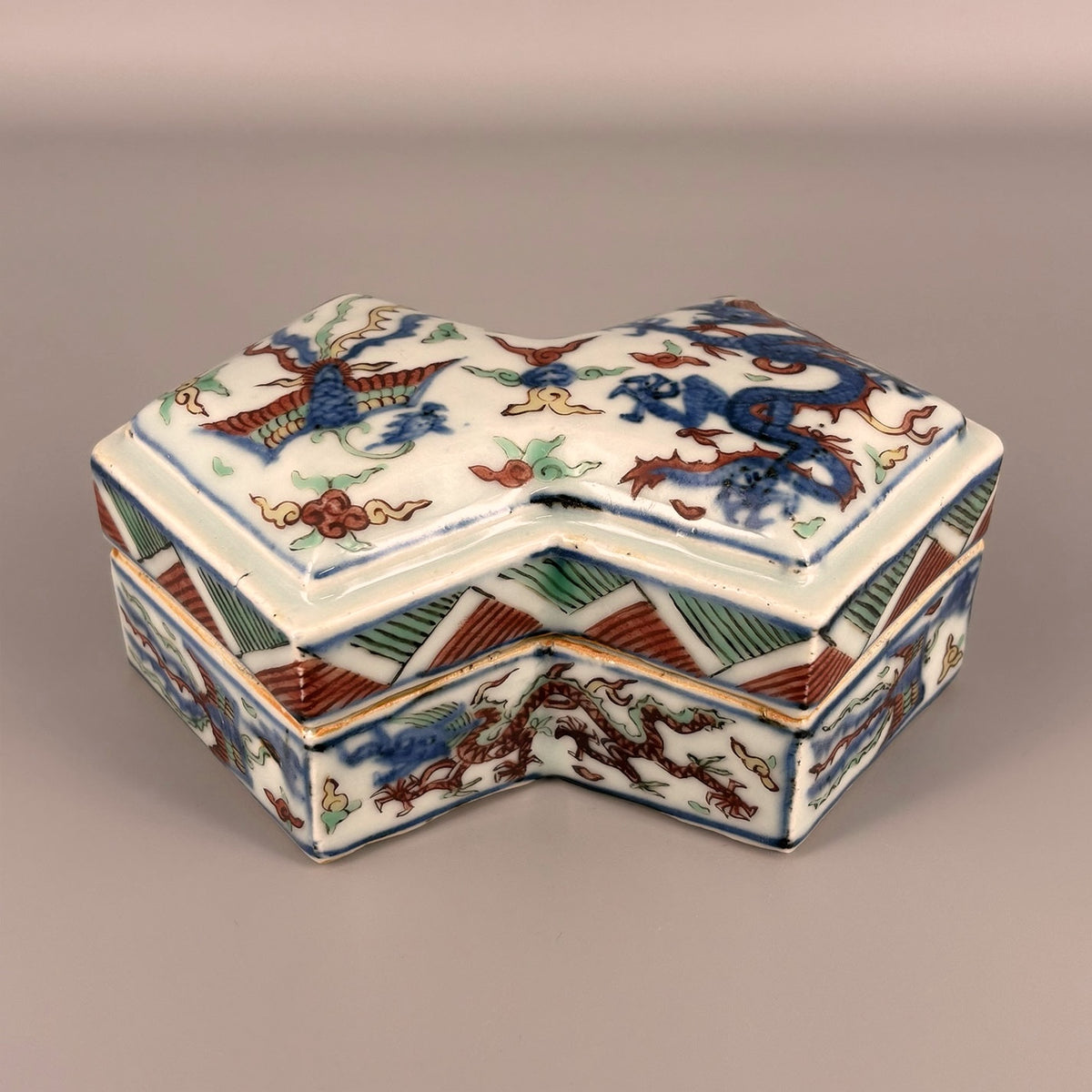 [Z0463] Wucai Covered Box, Diamond Shape, Decorated with Dragon and Phoenix