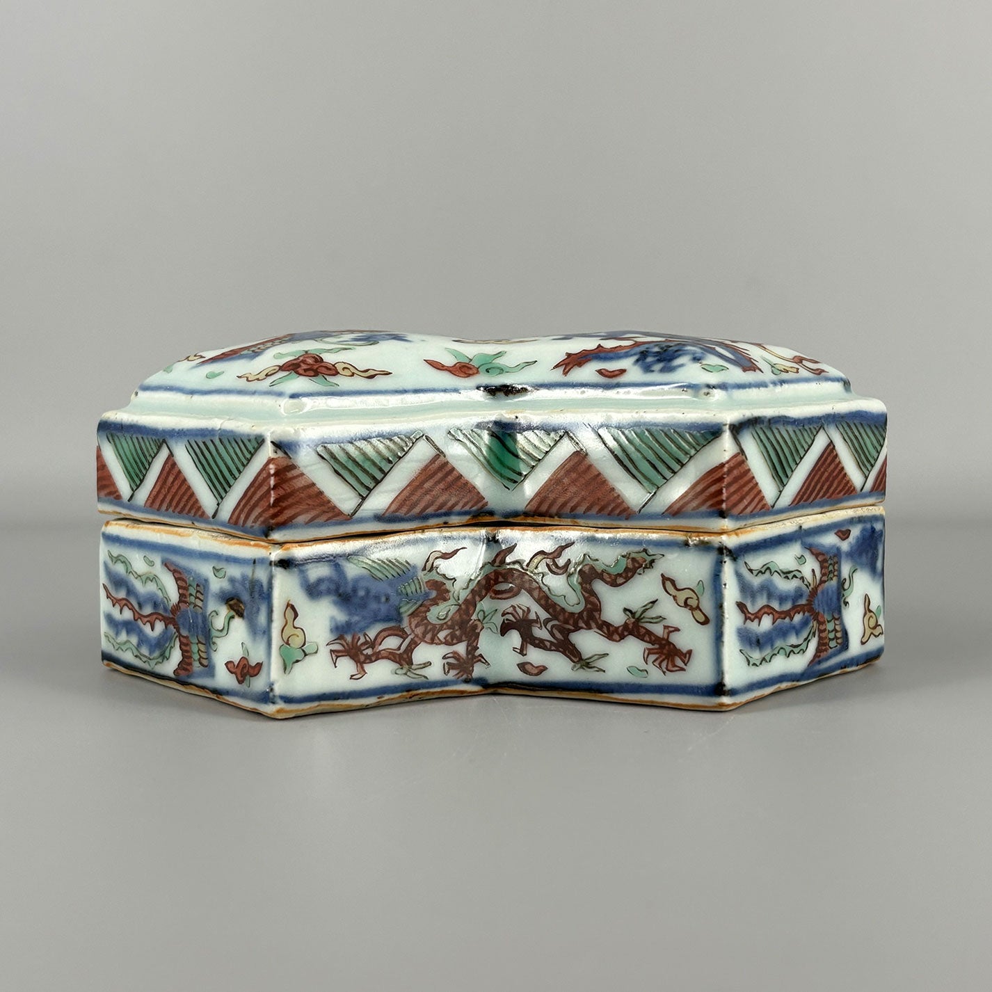 Five-colored dragon phoenix crest diamond-shaped lid box