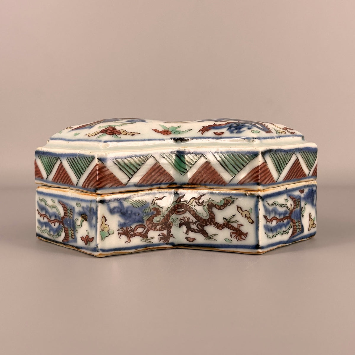 [Z0463] Wucai Covered Box, Diamond Shape, Decorated with Dragon and Phoenix