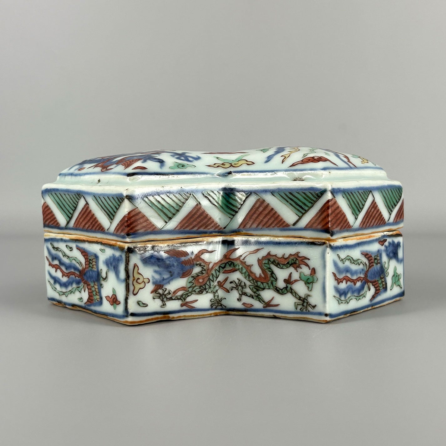 Five-colored dragon phoenix crest diamond-shaped lid box