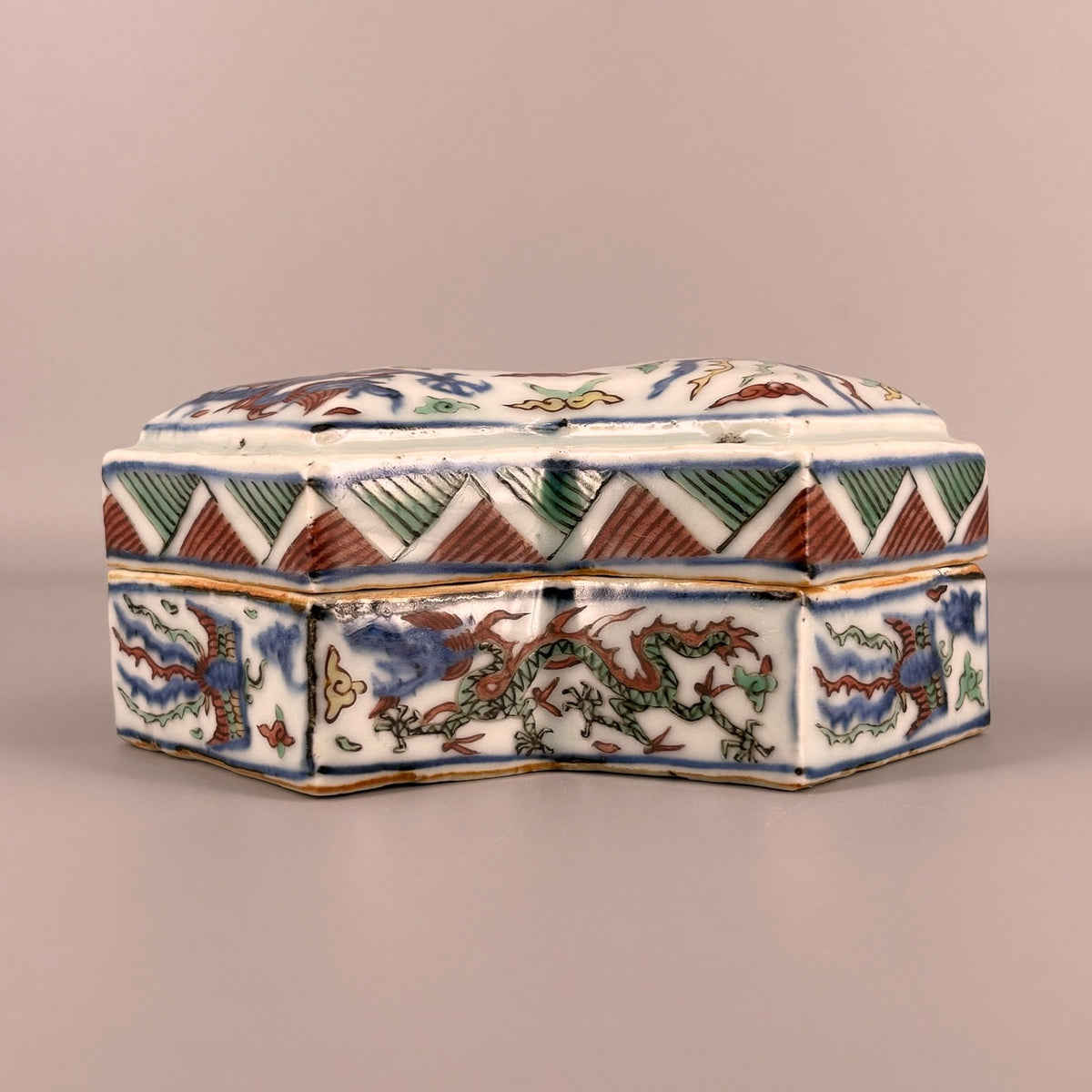 [Z0463] Wucai Covered Box, Diamond Shape, Decorated with Dragon and Phoenix