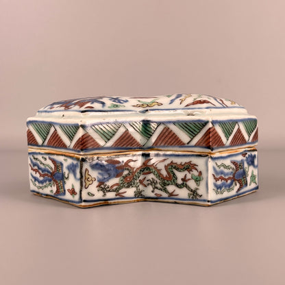 [Z0463] Wucai Covered Box, Diamond Shape, Decorated with Dragon and Phoenix