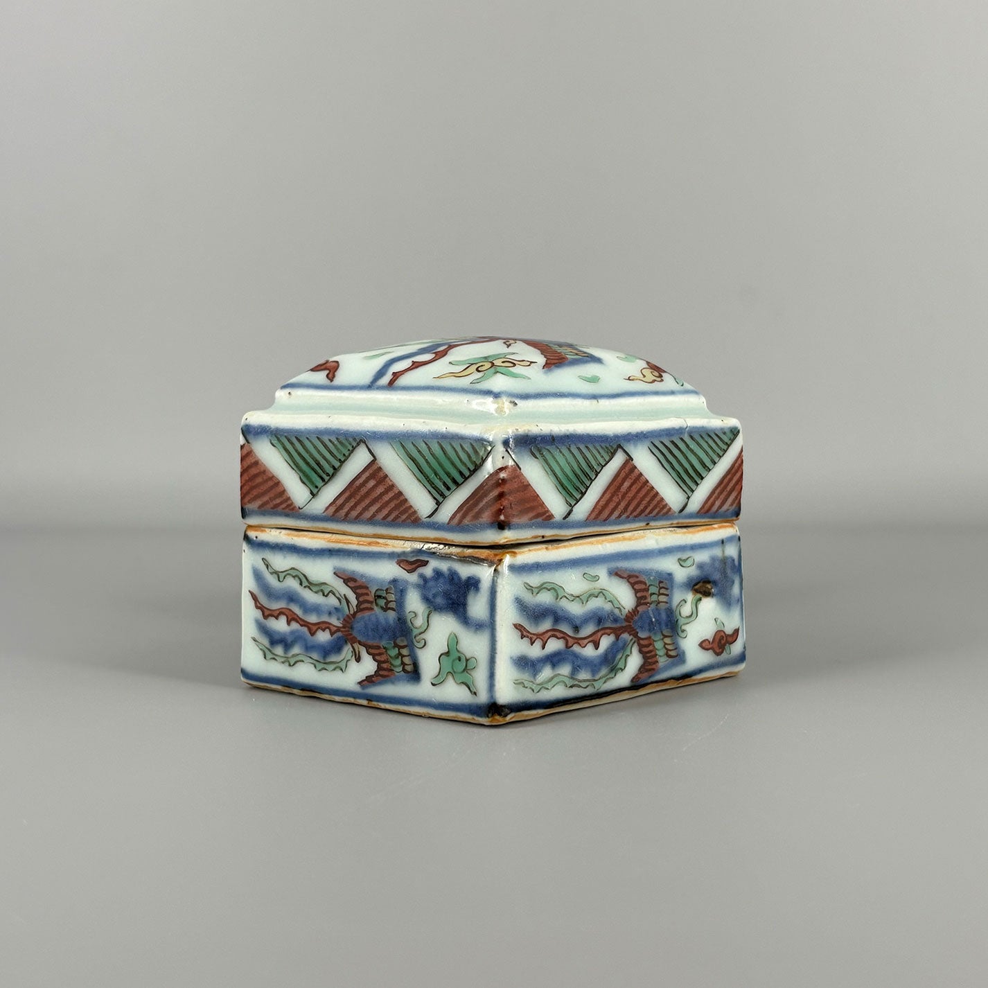 Five-colored dragon phoenix crest diamond-shaped lid box