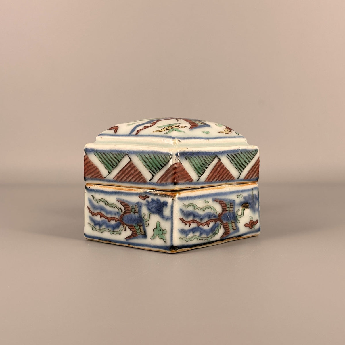[Z0463] Wucai Covered Box, Diamond Shape, Decorated with Dragon and Phoenix