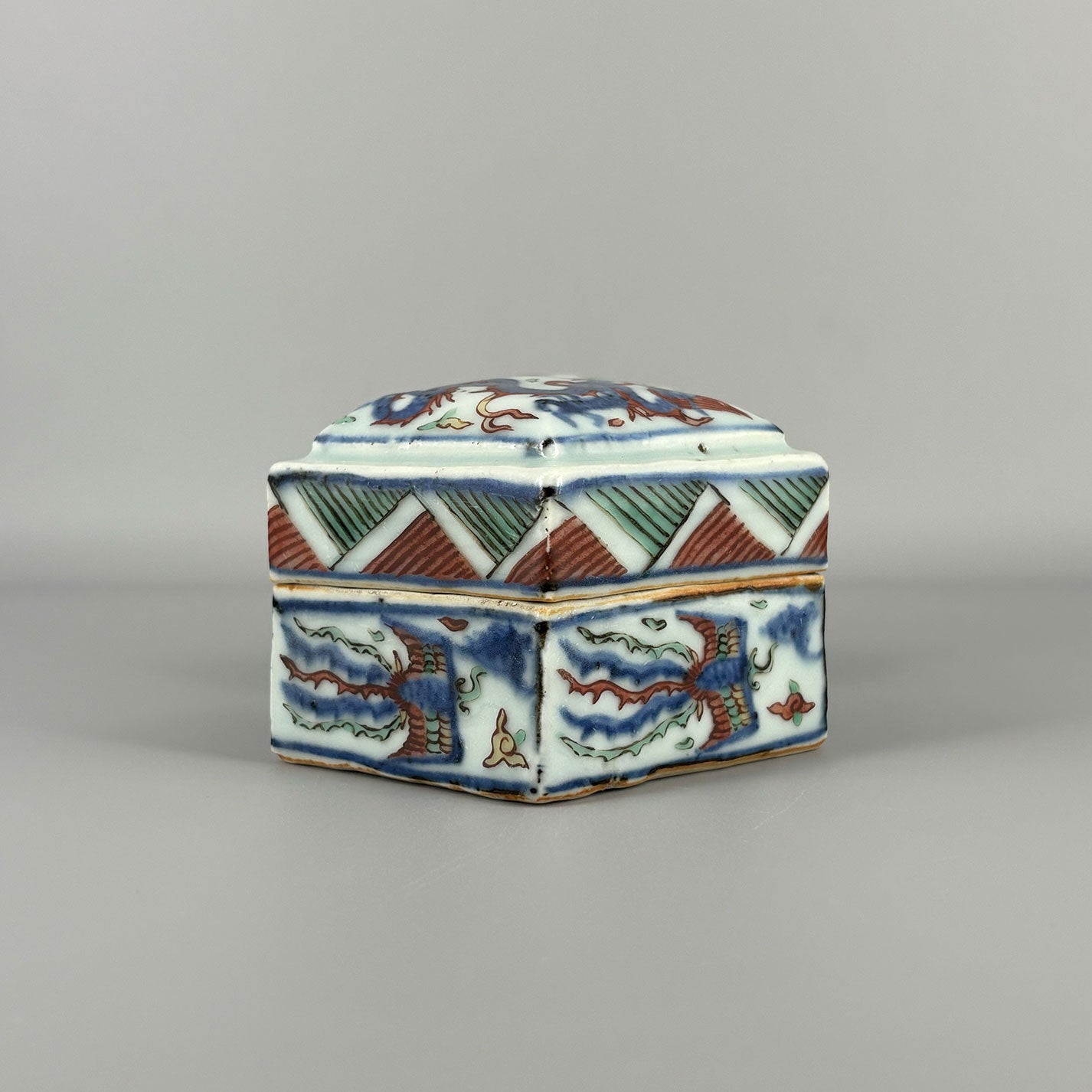 Five-colored dragon phoenix crest diamond-shaped lid box