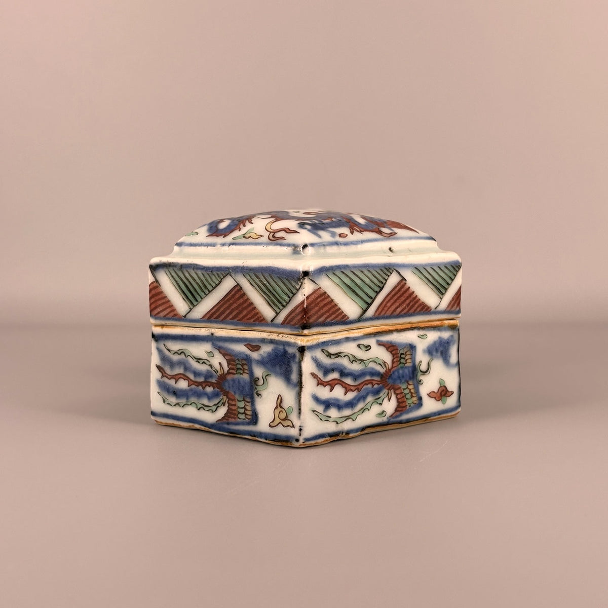 [Z0463] Wucai Covered Box, Diamond Shape, Decorated with Dragon and Phoenix