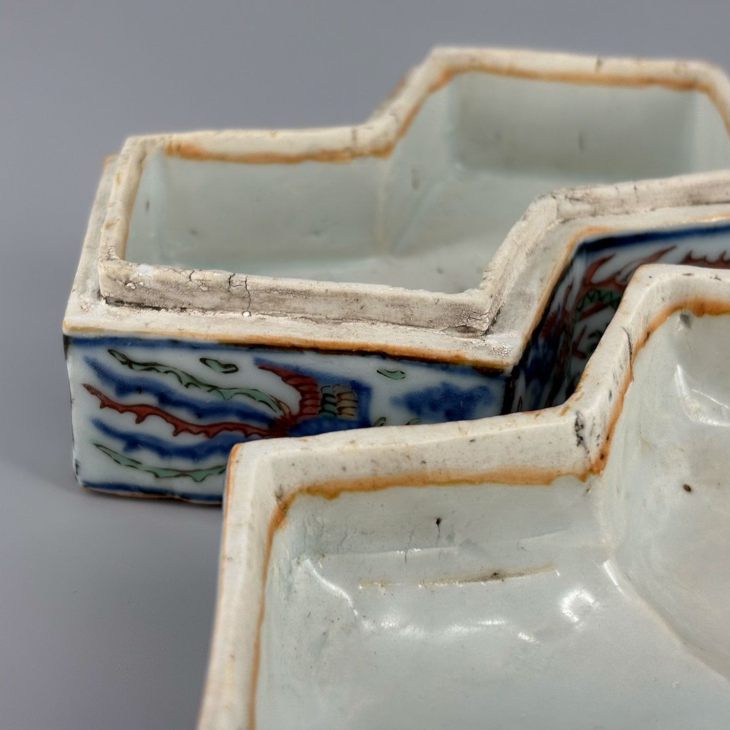 Five-colored dragon phoenix crest diamond-shaped lid box