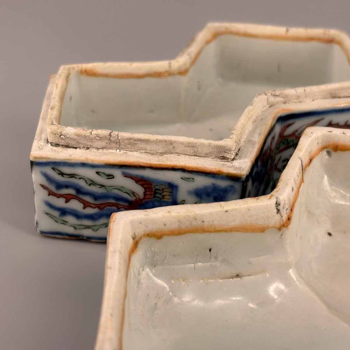 [Z0463] Wucai Covered Box, Diamond Shape, Decorated with Dragon and Phoenix