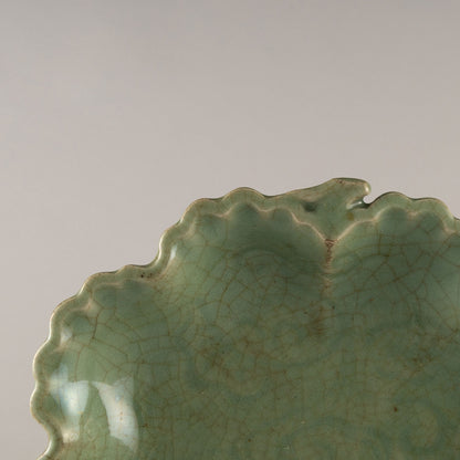 龍泉窯青瓷刻花紋葉形盤