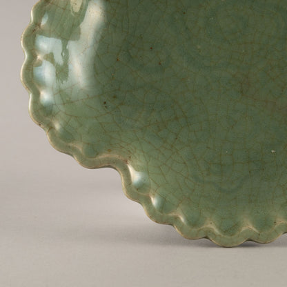 龍泉窯青瓷刻花紋葉形盤