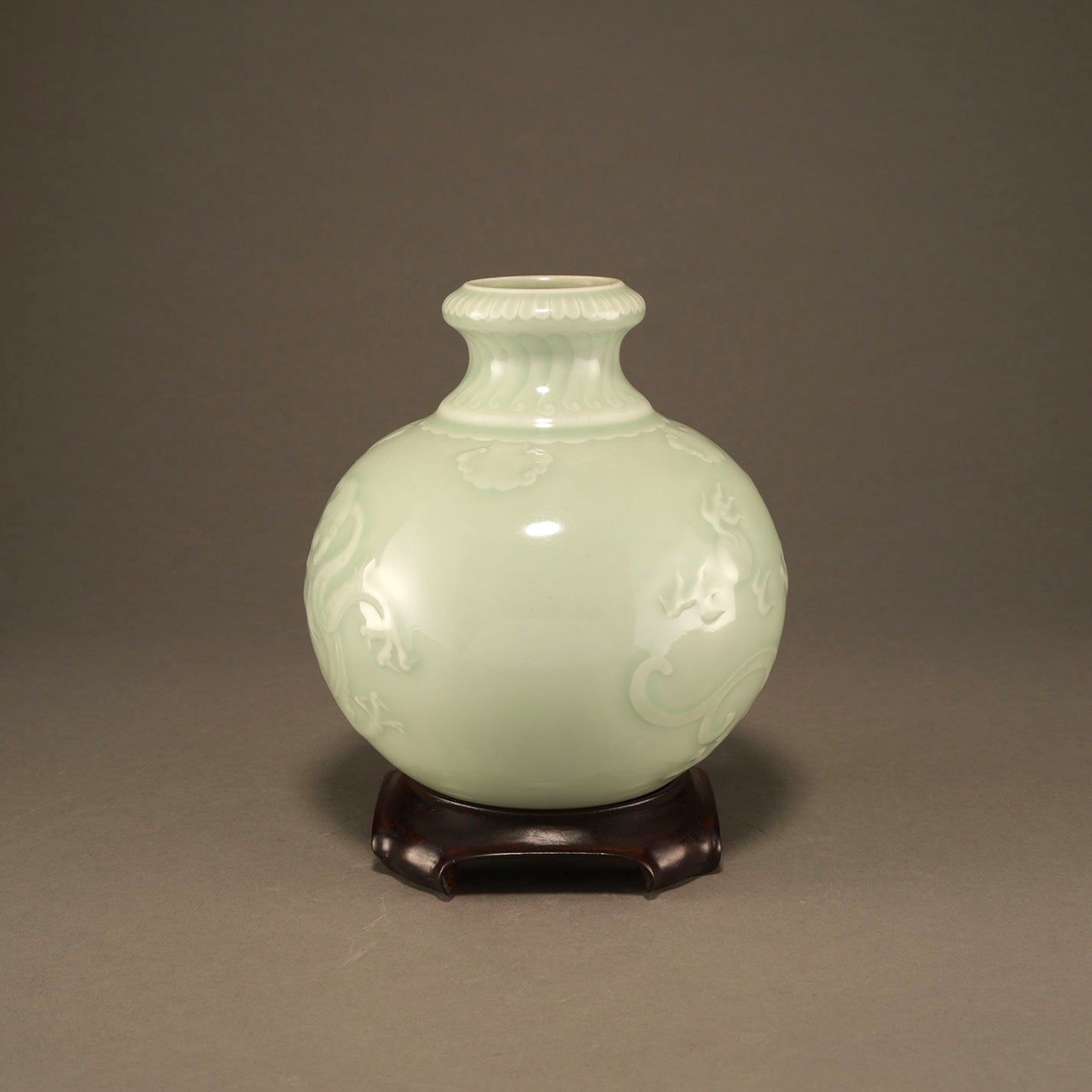 粉青釉印花龍紋尊