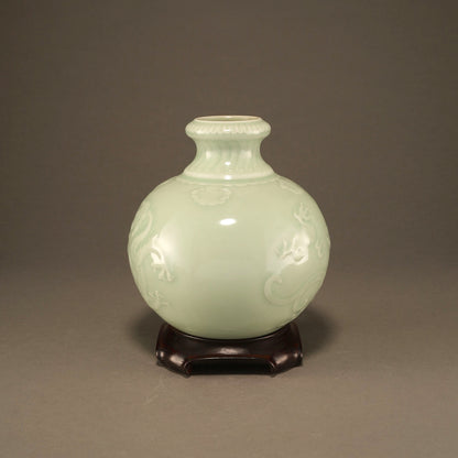 粉青釉印花龍紋尊