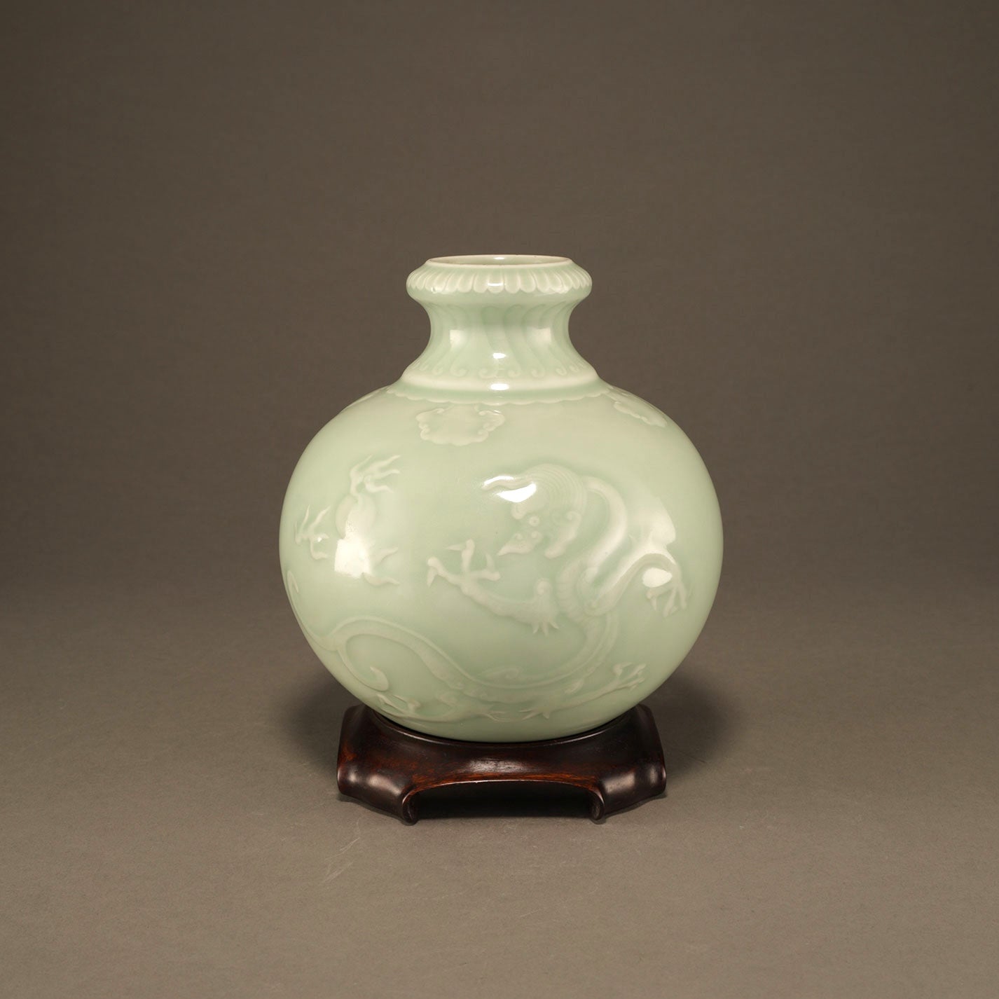 粉青釉印花龍紋尊