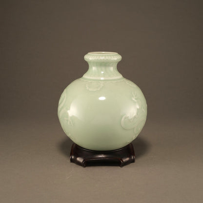 粉青釉印花龍紋尊