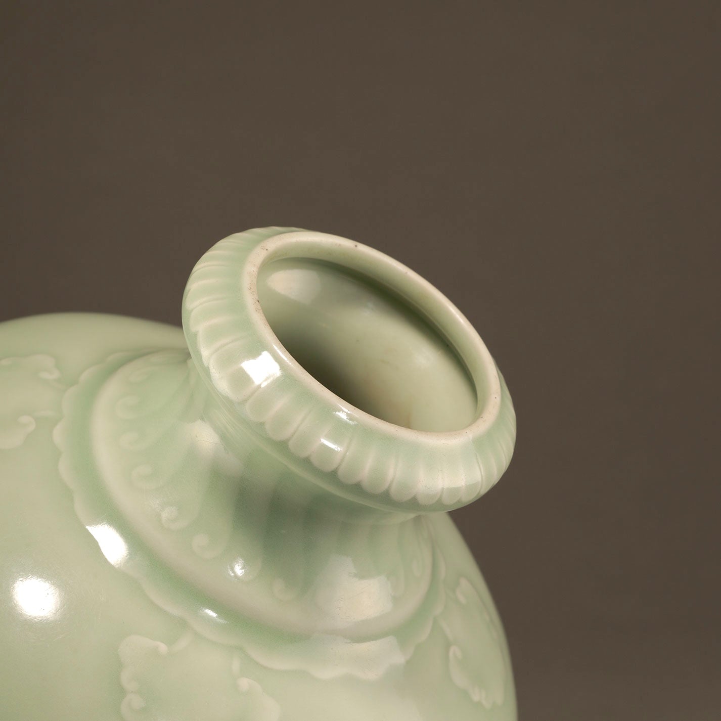 粉青釉印花龍紋尊