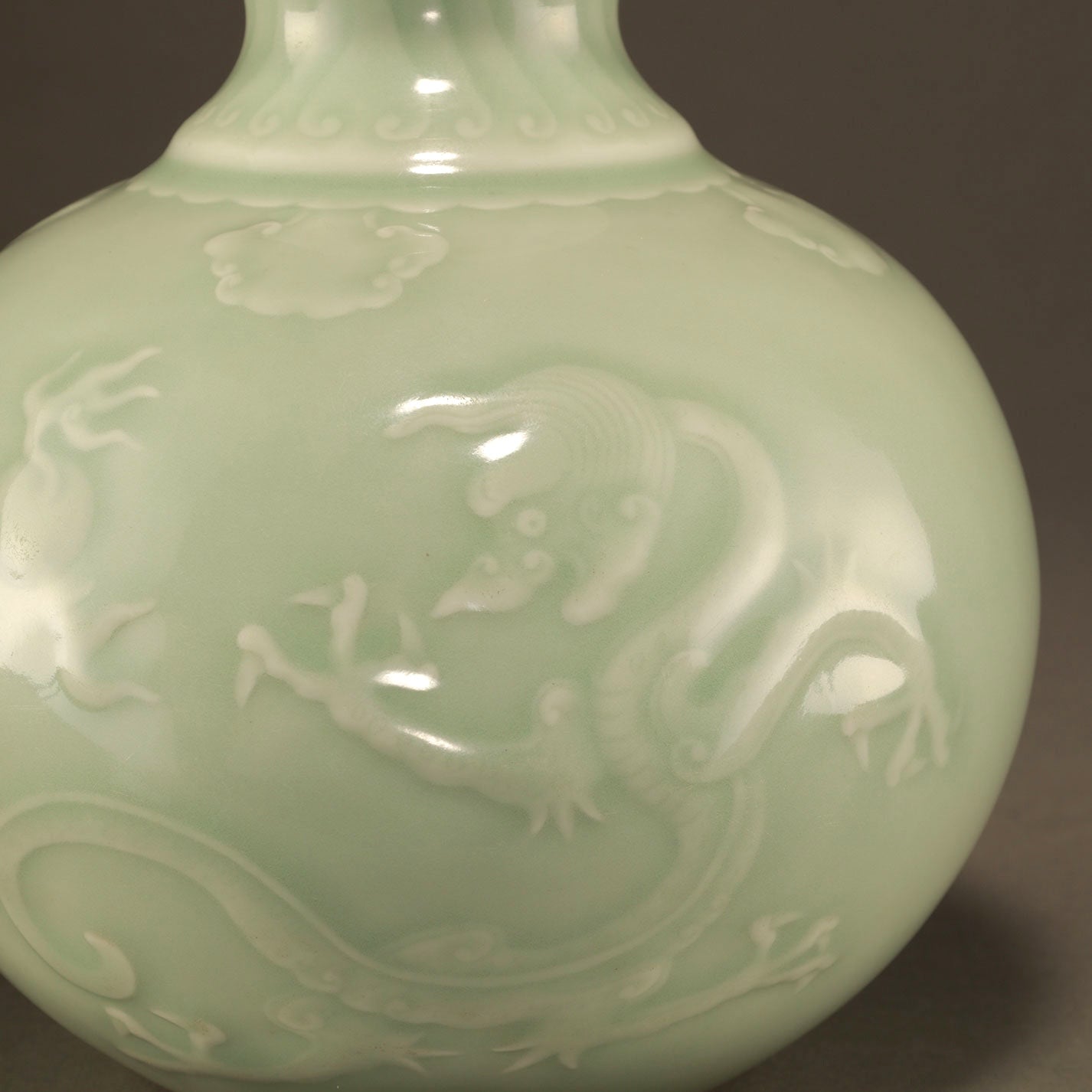 粉青釉印花龍紋尊