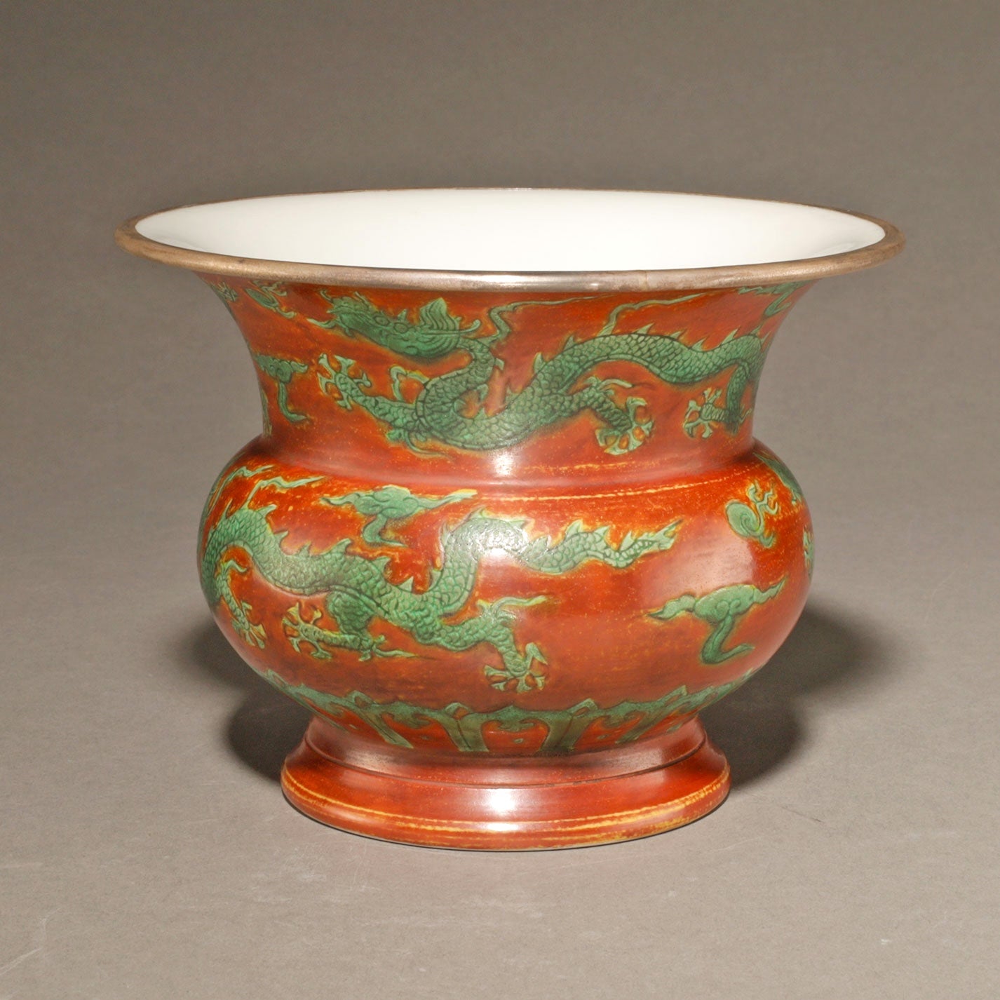 紅綠彩雲龍紋渣斗