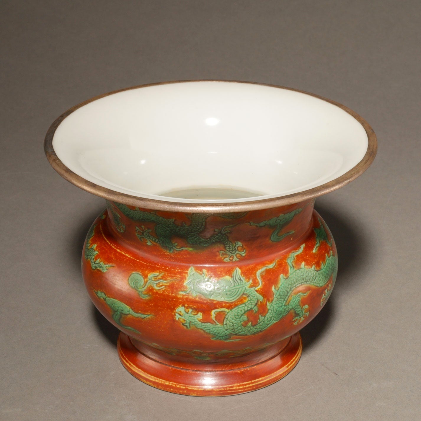 紅綠彩雲龍紋渣斗