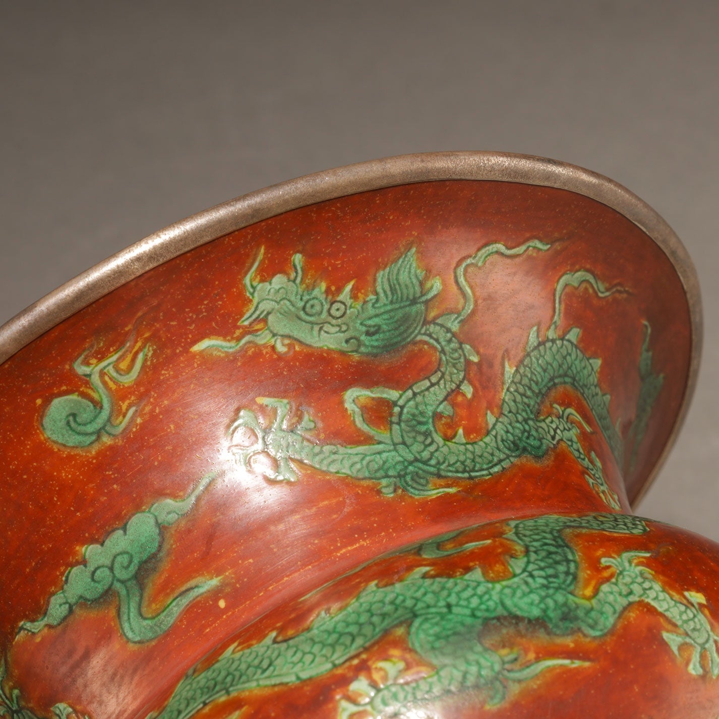 紅綠彩雲龍紋渣斗