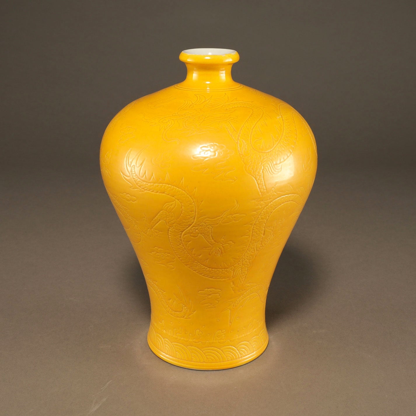 黄釉雲龍紋梅瓶