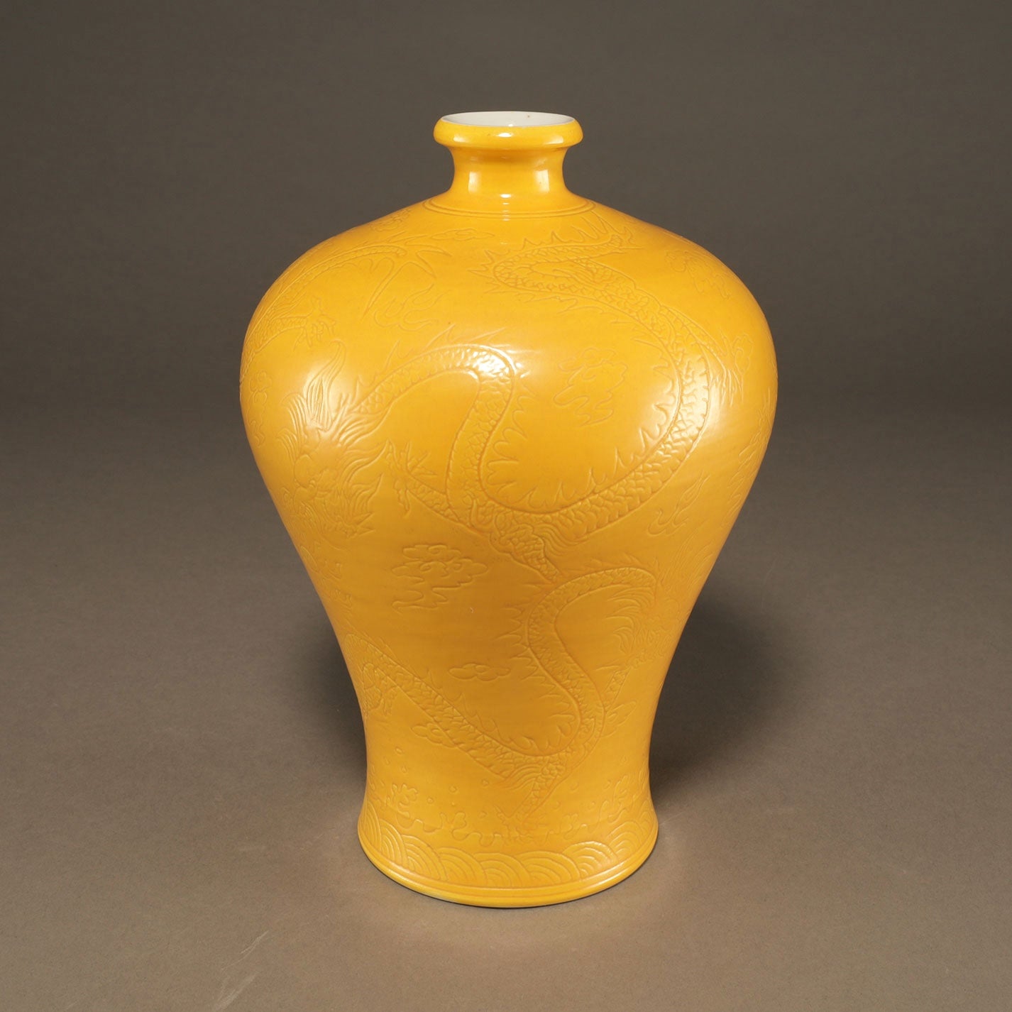 黄釉雲龍紋梅瓶